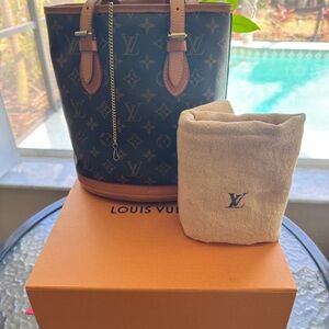 Louis Vuitton Bucket Monogram Shoulder Bag